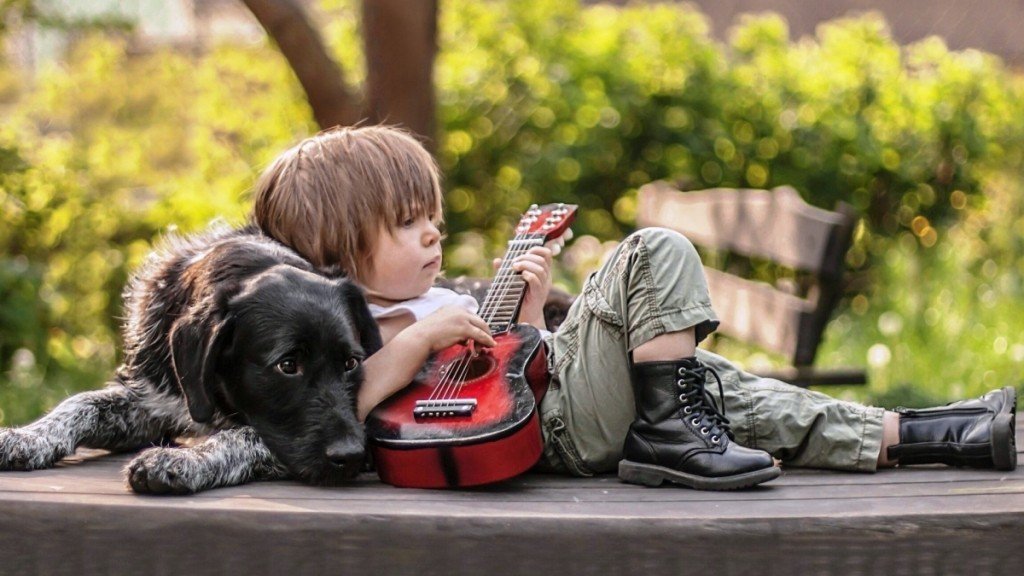 Optimized-cute_boy_playing_guitar_with_dog-1920x1080-1920x1080 (1)