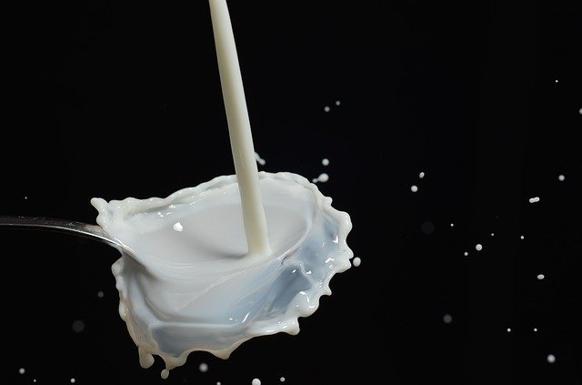 use milk to reduce puffy skin